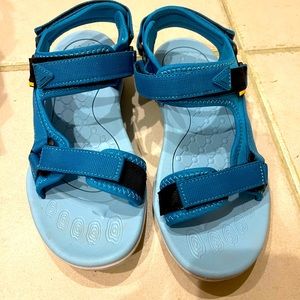 Gently Used, Like New hiking shoes from DreamPairs